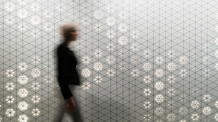 Luminous Patterns de Philips Lighting permite crear numerosas opciones de iluminación de diseño, incluido este brillante efecto gráfico luminoso.