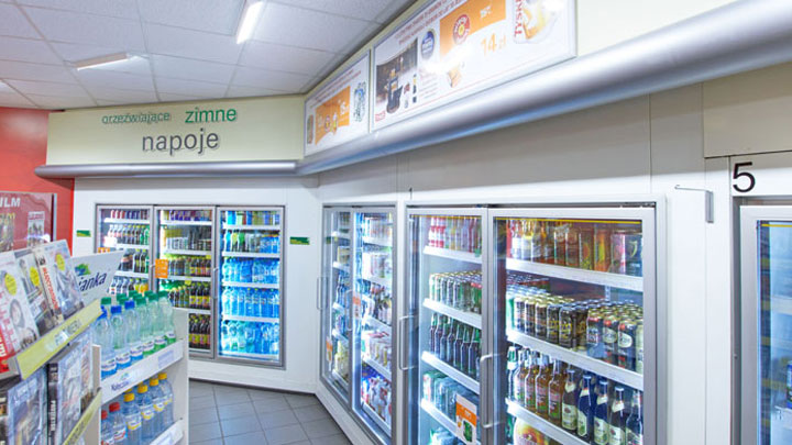 Refrigeradores en la tienda de una gasolinera BP en Cracovia, Polonia