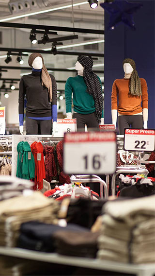 Una correcta iluminación de moda atrae a los clientes en Carrefour Santiago