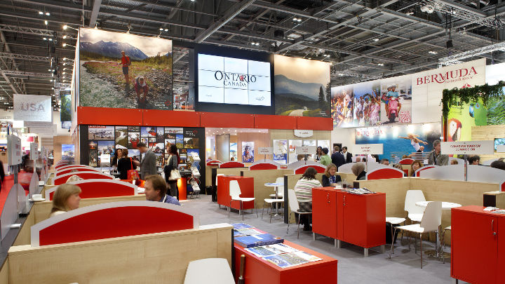  Zona de reunión en el Excel London Exhibition Center alumbrado con soluciones de iluminación de gran altura de Philips