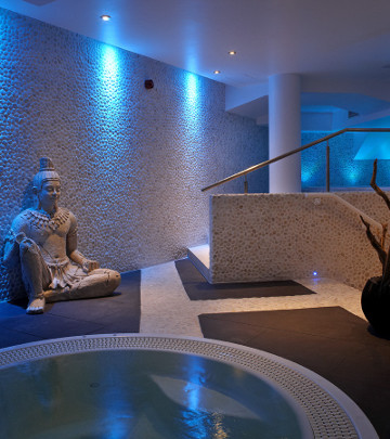 La bella y eficiente iluminación de la piscina del Hotel Rafayel ofrece un efecto relajante