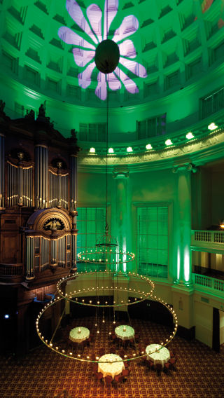 Una luz verde de los productos de iluminación decorativa de Philips ilumina esta habitación del Hotel Renaissance