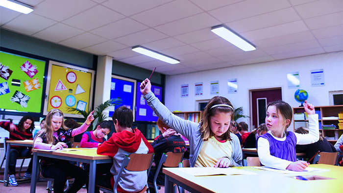 Alumnos de la Escuela primaria de Wintelre, donde Philips Lighting ha creado una atmosfera de aula brillante para el aprendizaje