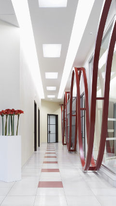 Un pasillo de la oficina del Grupo AB en Italia iluminado con soluciones para oficina de Philips