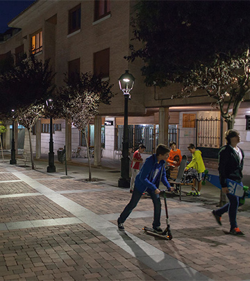 La gente camina de noche por las calles de Palencia alumbradas con iluminación Philips