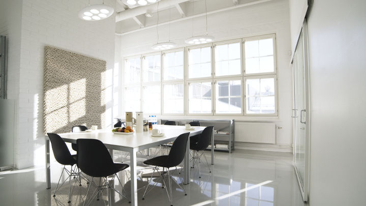 La iluminación de oficina mediante LED de Philips añade creatividad a esta sala de reuniones de Pentagon Design