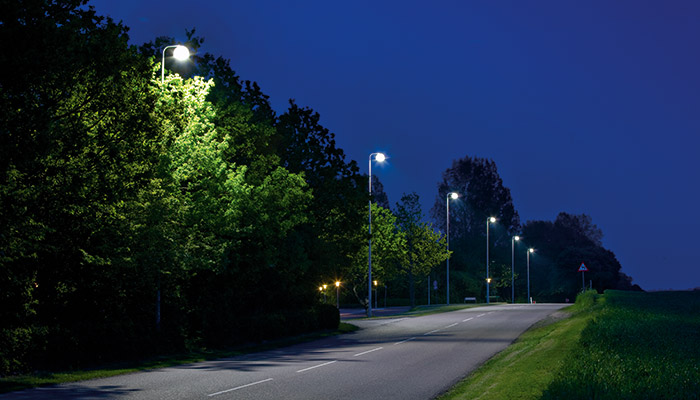 Calle bien alumbrada con iluminación mediante LED de Philips 