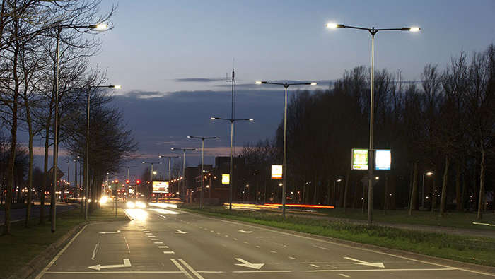Calle alumbrada con iluminación de Philips