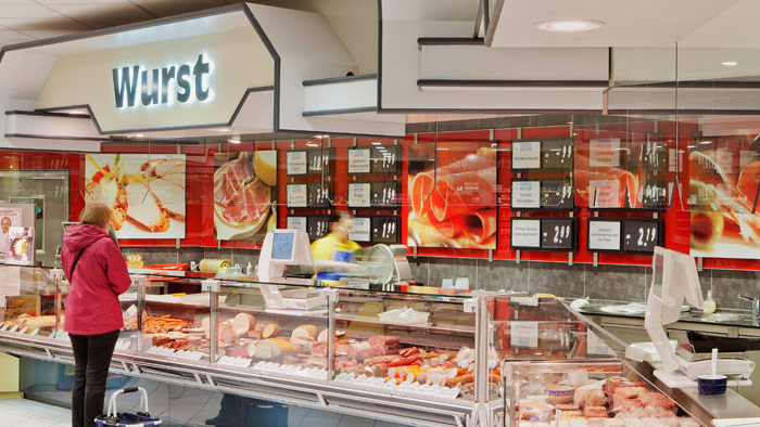 Sección de carnicería del supermercado Edeka bien iluminada con LED Philips LuxSpace Accent Rose