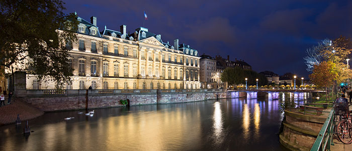 La fachada de un edificio iluminado con luces Philips