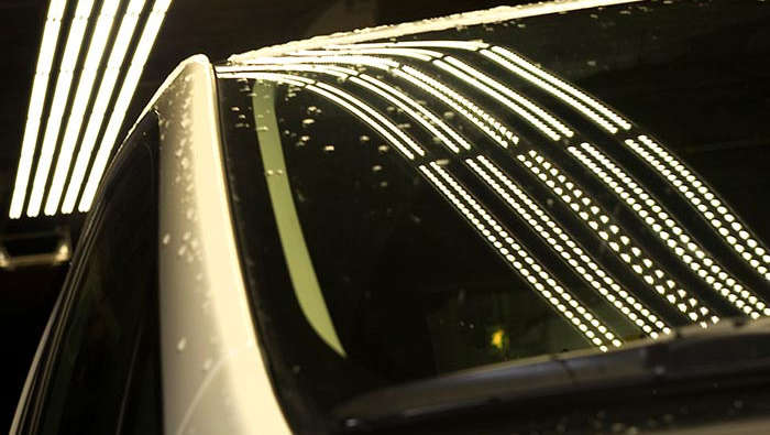 Reflejo de la luz del túnel en un coche 