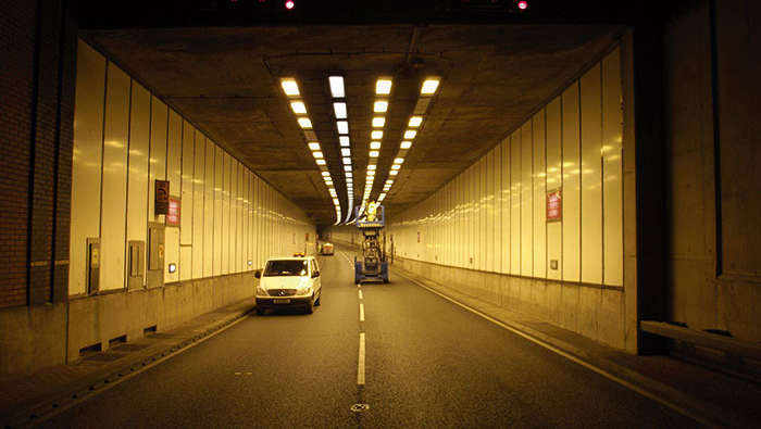 Trabajadores en el interior de un túnel realizando tareas de mantenimiento de la iluminación