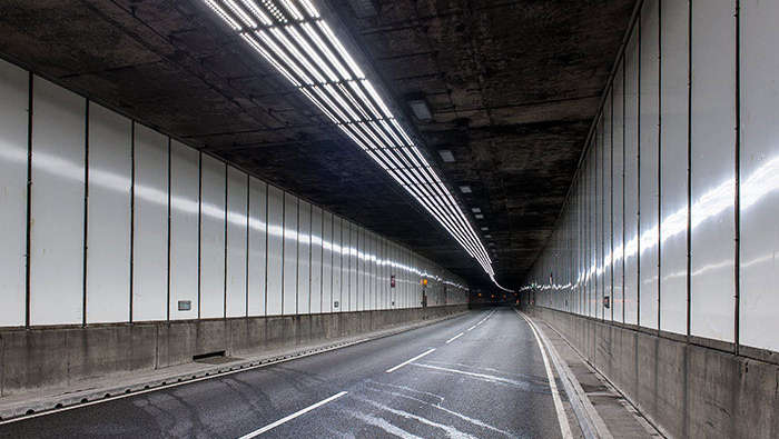 Luminarias de gran altura en el túnel Meir