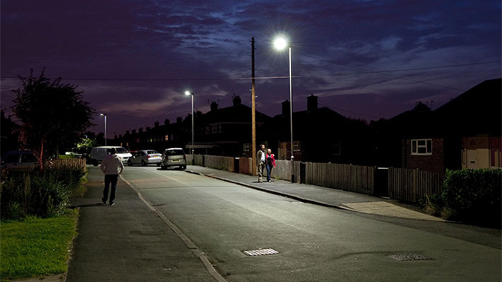 Gente caminando por una calle iluminada por Philips
