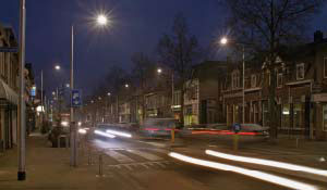 Calle transitada en una zona residencial iluminada por Philips
