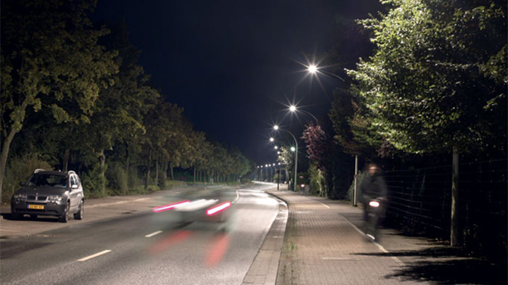 La luz blanca de Philips ilumina eficazmente una calle