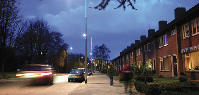 Coches en una calle eficazmente alumbrada con luz blanca LED  - Alumbrado Publico