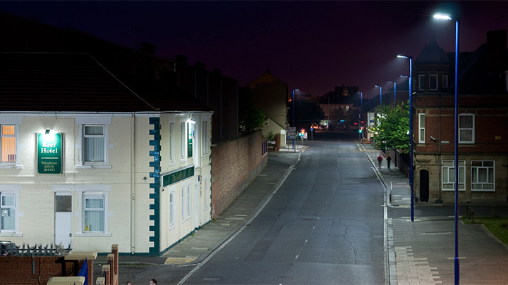 Una calle iluminada con luz blanca de Philips hace que los ciudadanos se sientan más seguros 