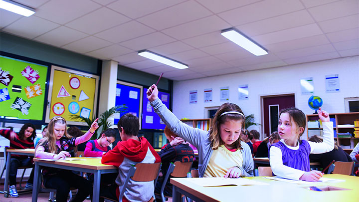 Ajuste de luz SchoolVision Energy: iluminación inteligente en centros escolares para los momentos en que los niveles de energía decaen.