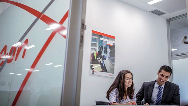 Personas trabajando en una oficina