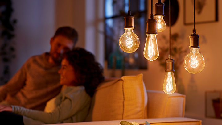 Pareja disfrutando de la iluminación y la decoración que brindan las bombillas LED vintage