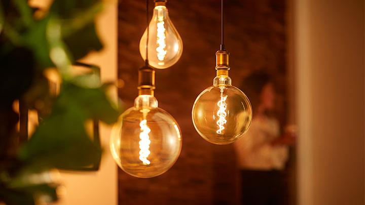 Tres bombillas LED vintage en el salón de casa