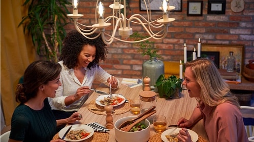 Imagen de una mesa de comedor llena de color