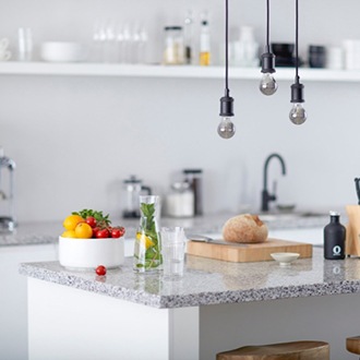 Bombillas LED de Philips Vintage colgadas del techo de la cocina apagadas