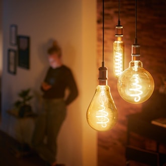 Bombillas LED de Philips Vintage colgadas del techo con el detallado filamento visible