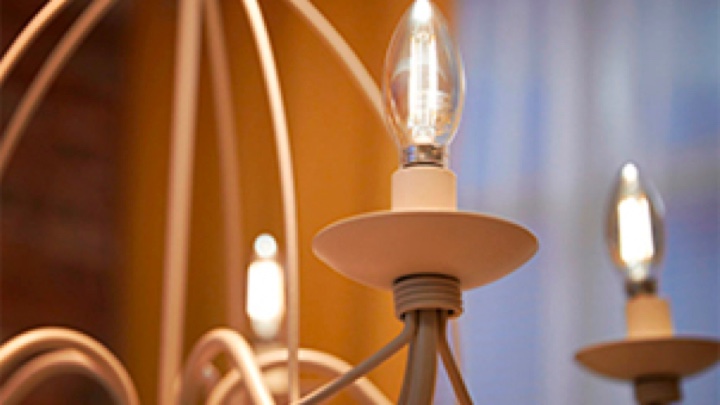 Varias bombillas de vela LED de Philips en una lámpara