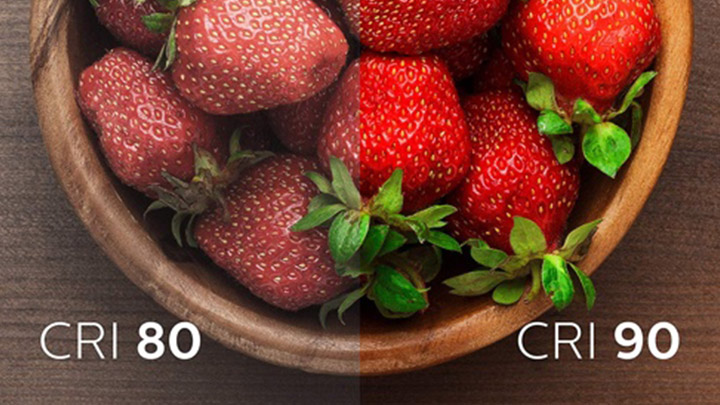Dos imágenes de fresas con índice de reproducción cromática bajo y alto