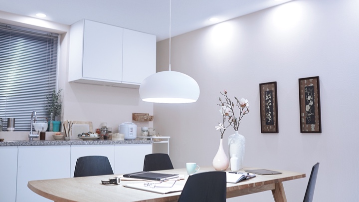 Iluminación de cocina moderna con las lámparas para la cocina de Philips