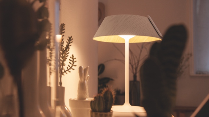 Lámpara de mesa iluminando una vitrina en el salón