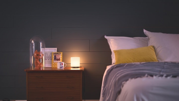 Iluminación de dormitorio. Ejemplo de como una lámpara para el dormitorio ilumina una habitación