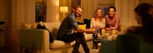 "La iluminación LED cálida crea un ambiente acogedor para los amigos que socializan en la sala de estar, destacando la iluminación energéticamente eficiente para las reuniones nocturnas".