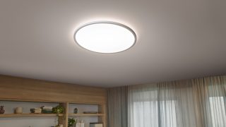 Las bombillas de filamento LED de inspiración vintage que cuelgan como luces colgantes crean un ambiente cálido en un comedor acogedor, mostrando soluciones de iluminación para el hogar elegantes y energéticamente eficientes