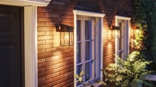 El moderno aplique de pared LED Exterior ilumina el exterior rústico de madera, mostrando soluciones de iluminación energéticamente eficiente y resistentes a la intemperie para hogares, fachadas y porches contemporáneos.
