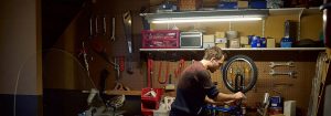 "La luz de tubo LED ilumina el interior del garaje, mostrando iluminación energéticamente eficiente para espacios de almacenamiento con bicicletas y artículos para el hogar".
