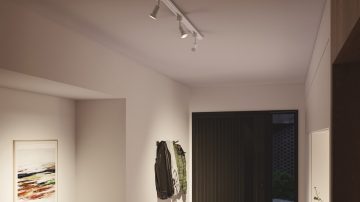 Focos de techo en el vestíbulo dirigidos a abrigos