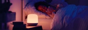 "Luz nocturna LED inteligente que emite un brillo suave y cálido mientras los niños duermen tranquilos, mostrando iluminación personalizable a la hora de acostarse para un entorno de sueño óptimo".