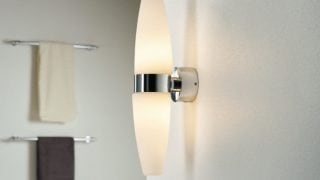 Cuarto de baño moderno con elegante aplique de pared LED, que ilumina la decoración minimalista y mejora el ambiente de spa.